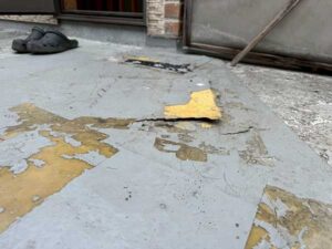 劣化したルーフバルコニー床防水